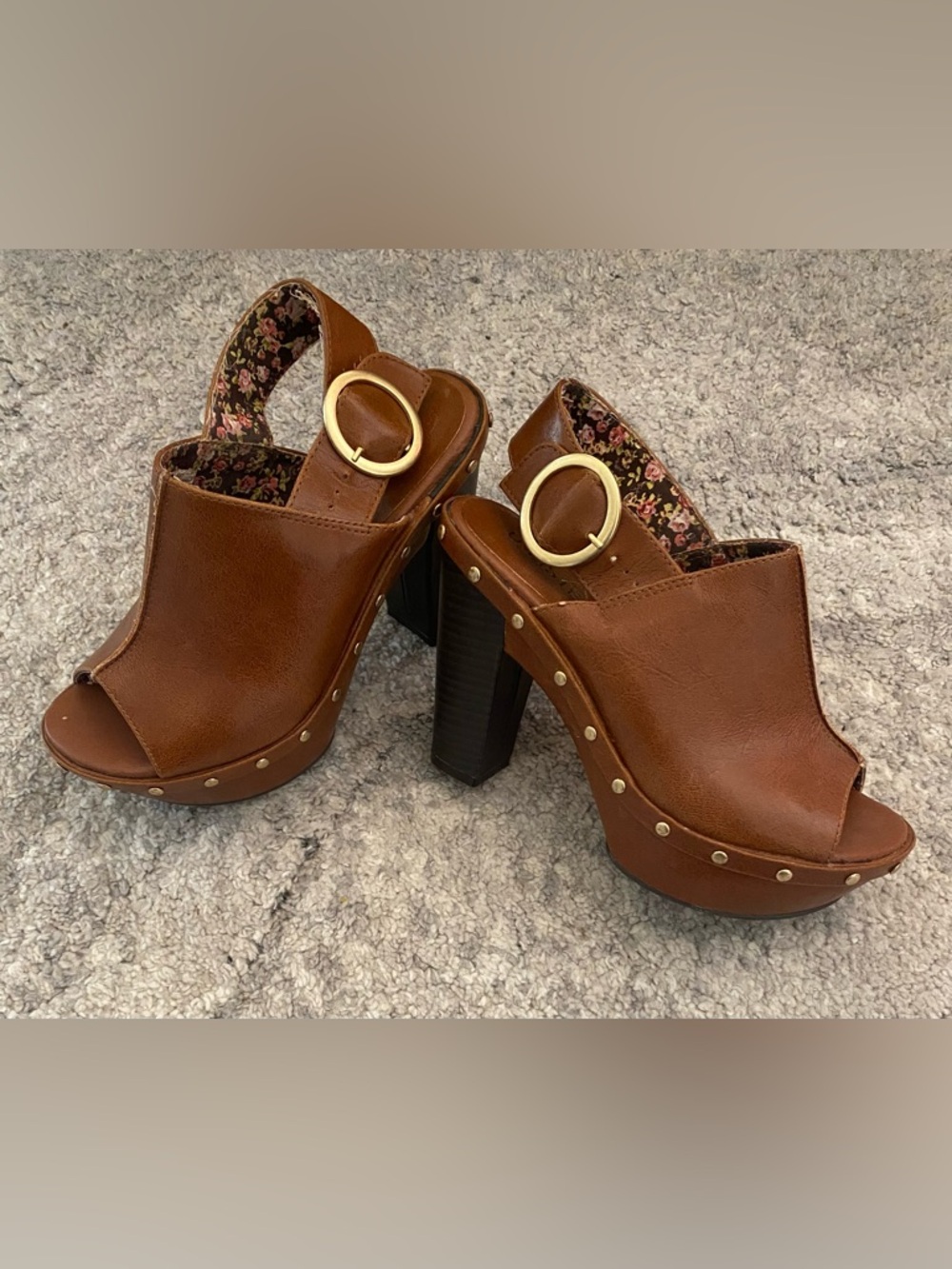 Unlisted Kenneth Cole 90’s Y2K Studded Gold Buckle Platform Sandals Size 6